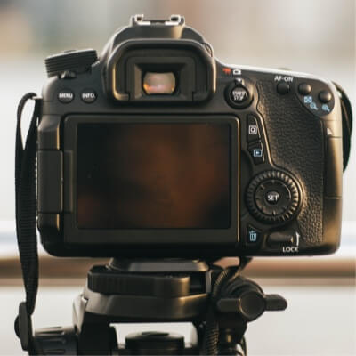 A camera on a tripod with the viewfinder showing.